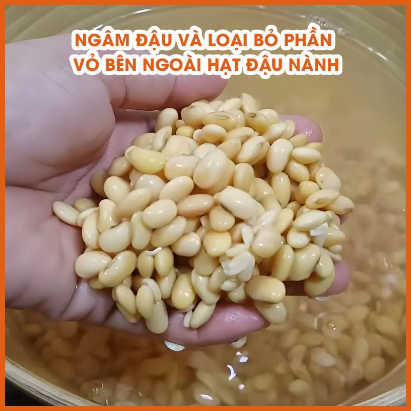 Ngâm đậu nành và loại bỏ vỏ ngoài